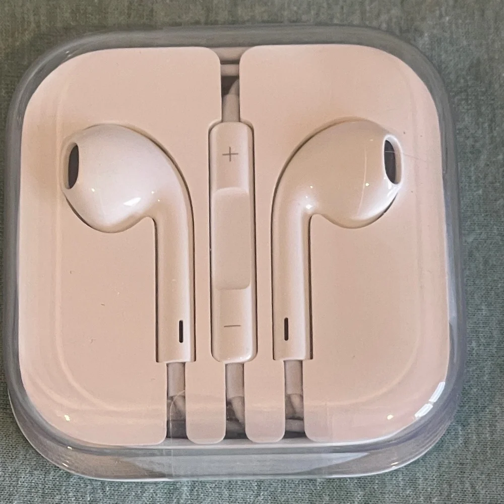 NEW Apple EarPods Headphones 3.5mm Style iPhone 6 + Older NIP